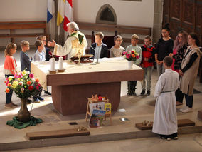 Vorstellung der Kommunionkinder in St. Crescentius (Foto: Norbert Müller) Vorstellung der Kommunionkinder in St. Crescentius (Foto: Norbert Müller)